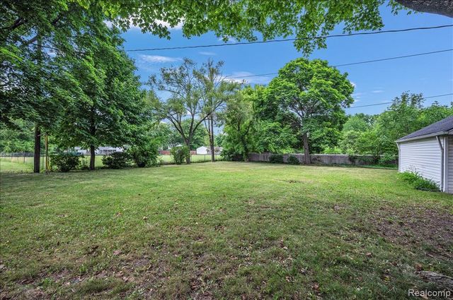 17321 E 11 Mile Road, Roseville, MI 48066