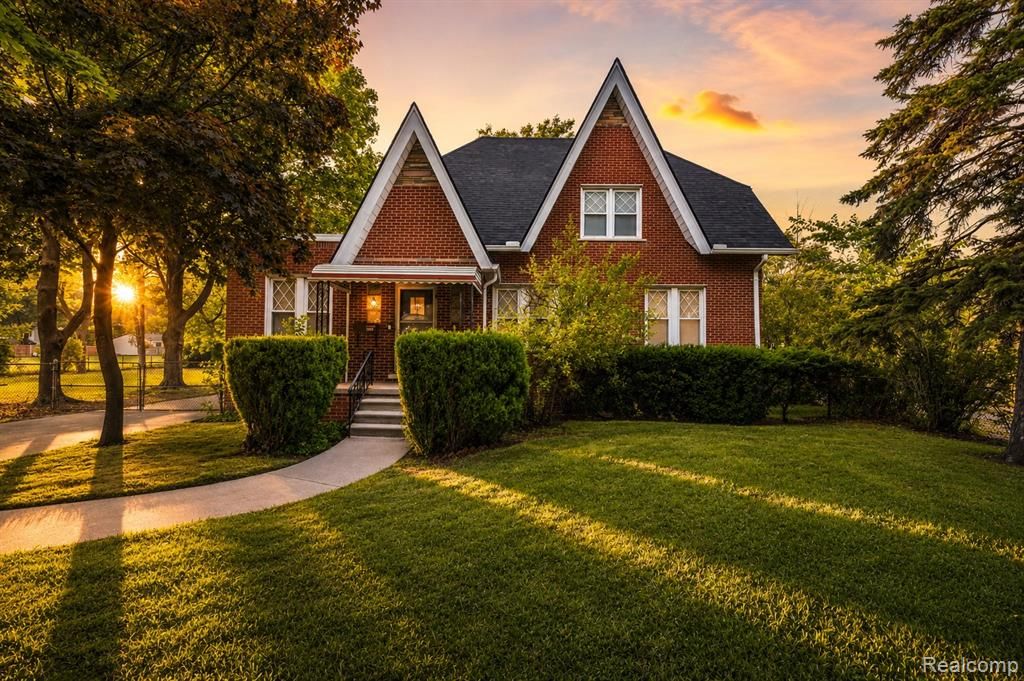 17321 E 11 Mile Road, Roseville, MI 48066