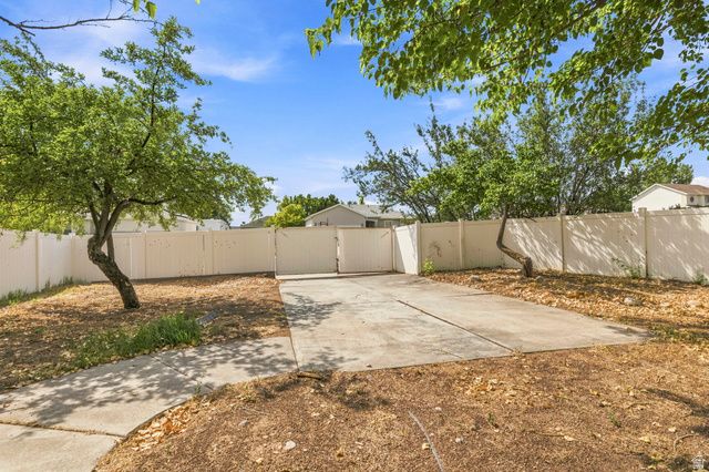 8434 S WINDMILL DR, West Jordan, UT 84081