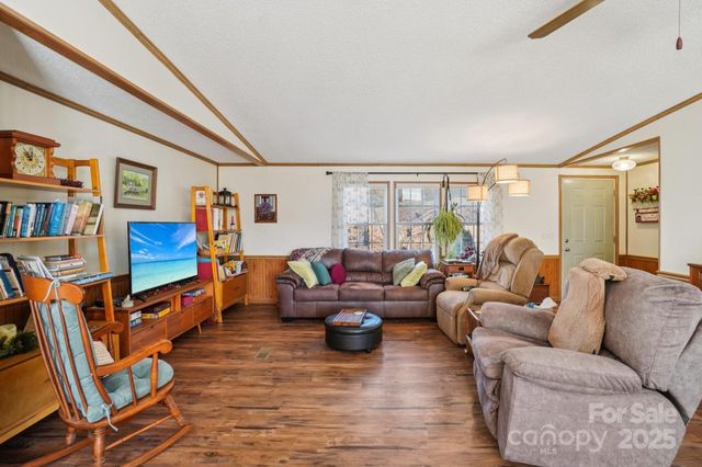 204 Cranbrook Circle, Hendersonville, NC 28792