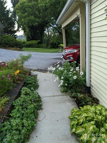 204 Cranbrook Circle, Hendersonville, NC 28792