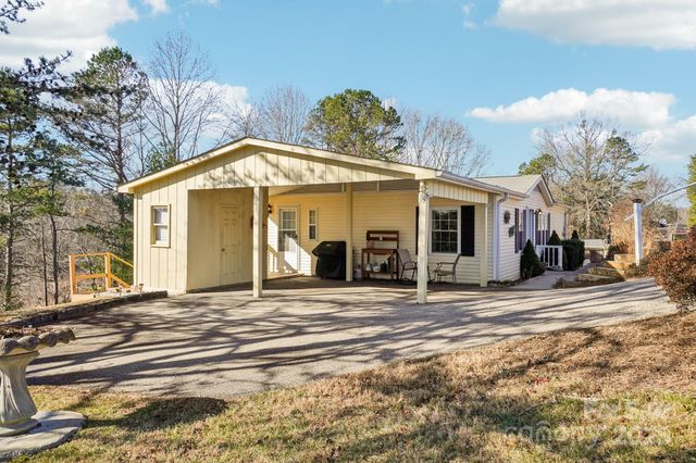 204 Cranbrook Circle, Hendersonville, NC 28792