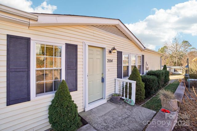 204 Cranbrook Circle, Hendersonville, NC 28792