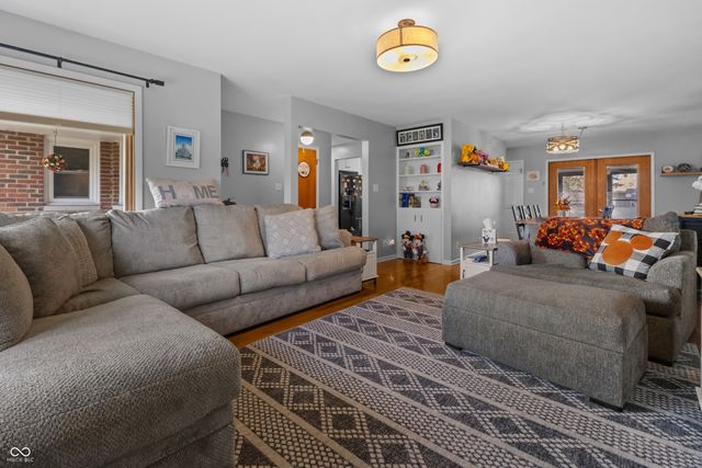 1504 McClure Road, Columbus, IN 47201