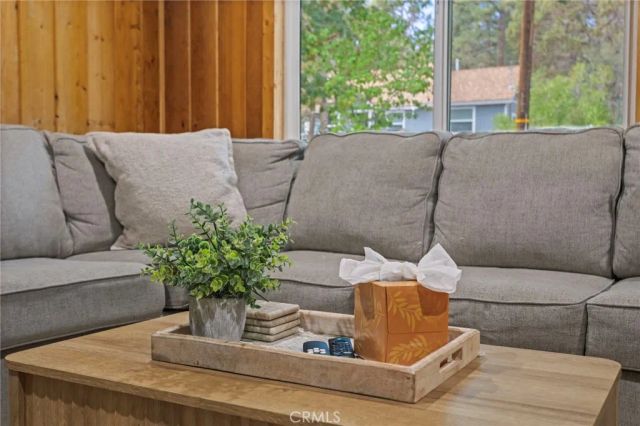 547 Holmes, Sugarloaf, CA 92386