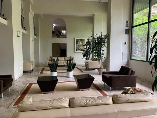 1731 Beacon 1213, Brookline, MA 02445