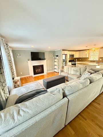 12 Wintergreen Rd, Mashpee, MA 02649