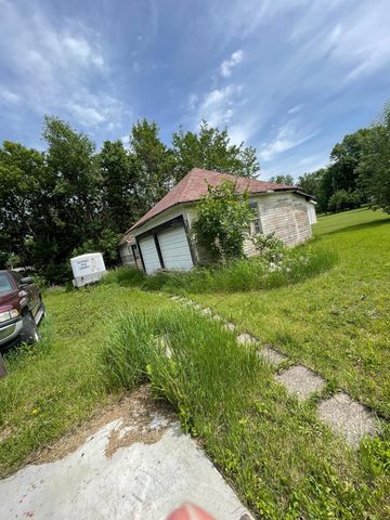 322 1st Avenue NW, Hillsboro, ND 58045