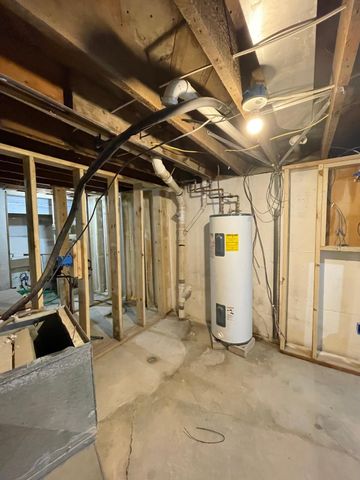 322 1st Avenue NW, Hillsboro, ND 58045