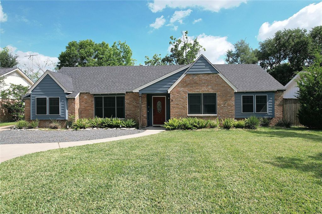226 Driftwood Drive, Seabrook, TX 77586
