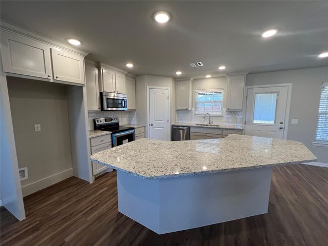 105 Midway Meadows Street, Pottsboro, TX 75076