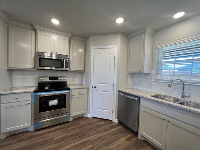 105 Midway Meadows Street, Pottsboro, TX 75076