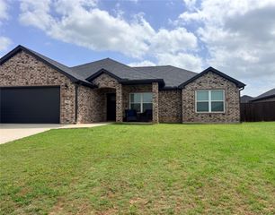 105 Midway Meadows Street, Pottsboro, TX 75076