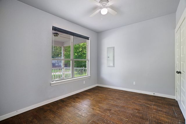 701 E Washington Street, Paris, TX 75460
