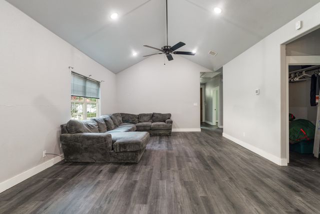 701 E Washington Street, Paris, TX 75460