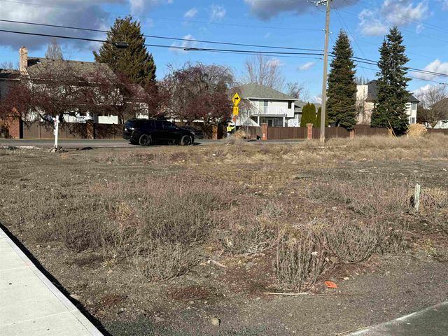 8616 W Panorama Dr, Spokane, WA 99208