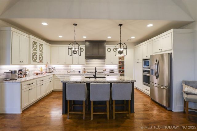 12811 S 5th Place, Jenks, OK 74037