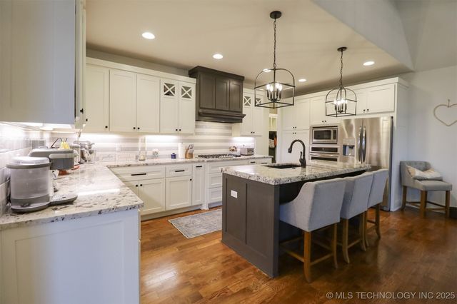 12811 S 5th Place, Jenks, OK 74037