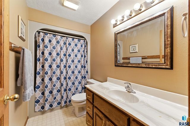 46946 274th St Street, Lennox, SD 57039