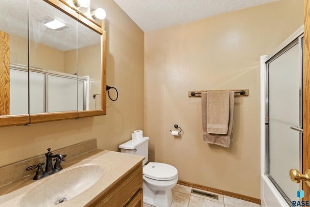 46946 274th St Street, Lennox, SD 57039