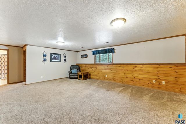 46946 274th St Street, Lennox, SD 57039