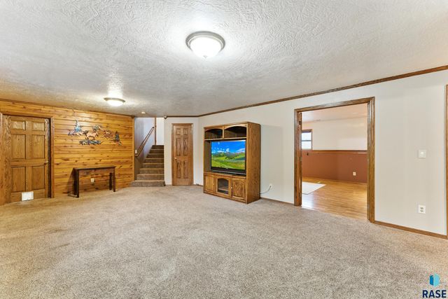 46946 274th St Street, Lennox, SD 57039