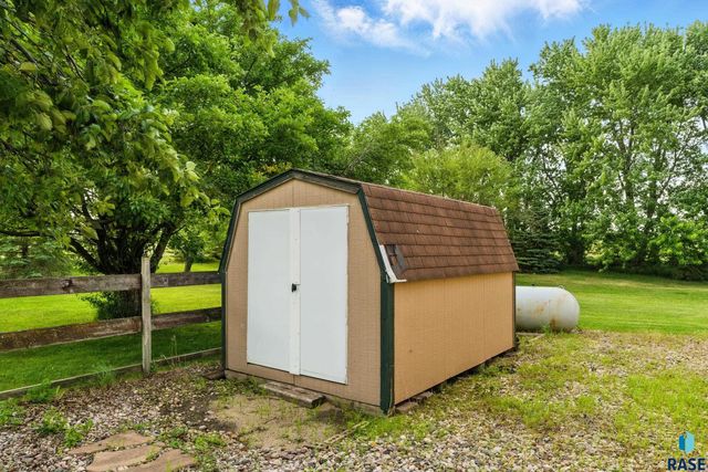 46946 274th St Street, Lennox, SD 57039