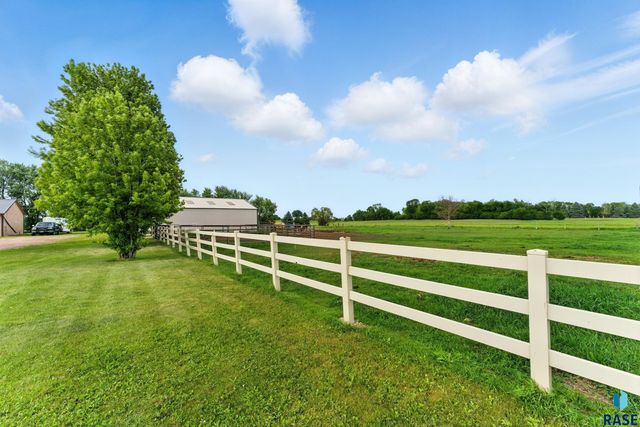 46946 274th St Street, Lennox, SD 57039