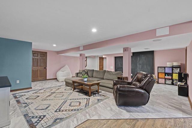 W296S2982 Molly LANE S, Waukesha, WI 53188