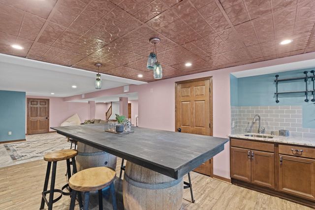 W296S2982 Molly LANE S, Waukesha, WI 53188