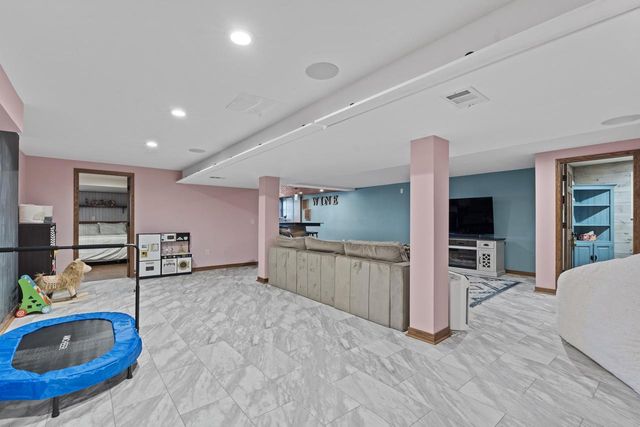 W296S2982 Molly LANE S, Waukesha, WI 53188