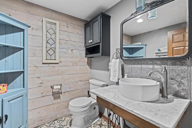 W296S2982 Molly LANE S, Waukesha, WI 53188