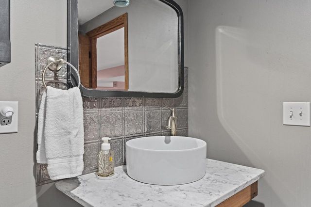 W296S2982 Molly LANE S, Waukesha, WI 53188