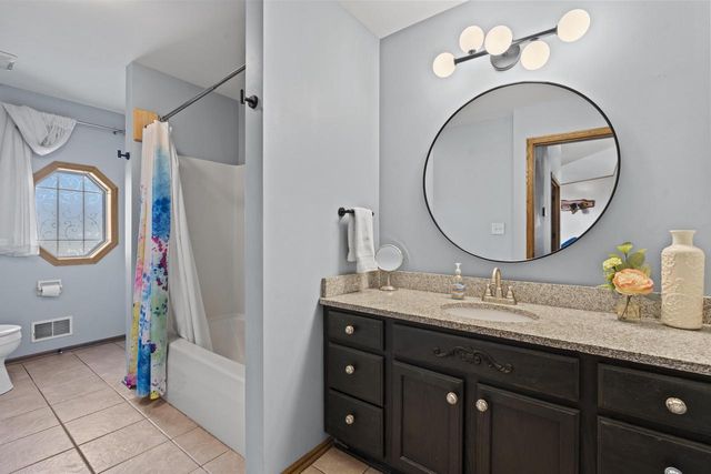 W296S2982 Molly LANE S, Waukesha, WI 53188