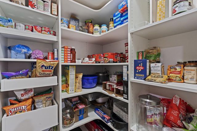 W296S2982 Molly LANE S, Waukesha, WI 53188