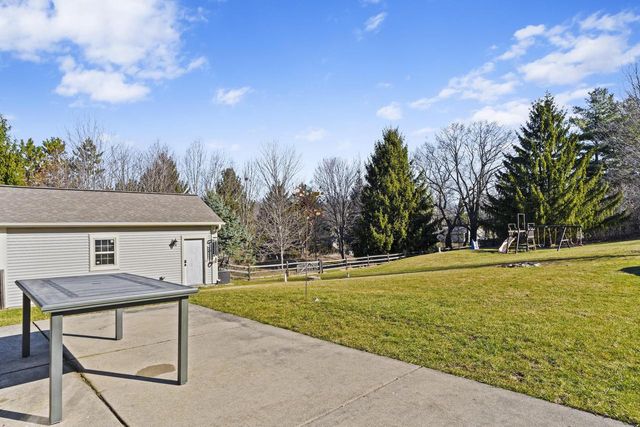 W296S2982 Molly LANE S, Waukesha, WI 53188