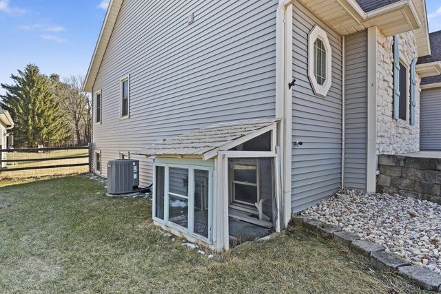 W296S2982 Molly LANE S, Waukesha, WI 53188