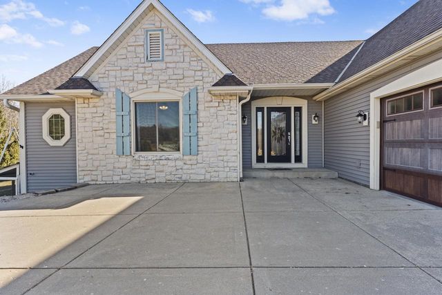 W296S2982 Molly LANE S, Waukesha, WI 53188