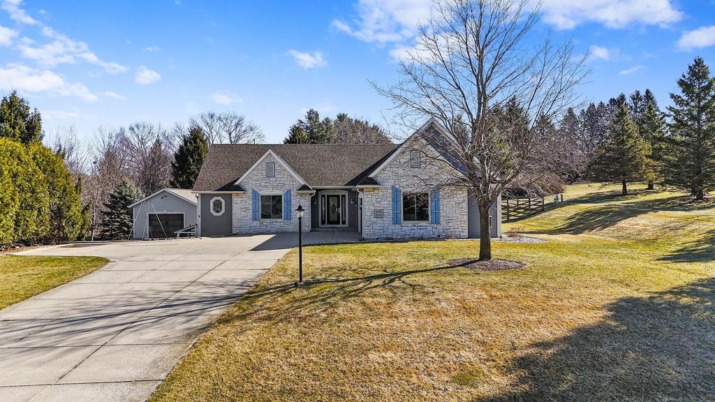 W296S2982 Molly LANE S, Waukesha, WI 53188