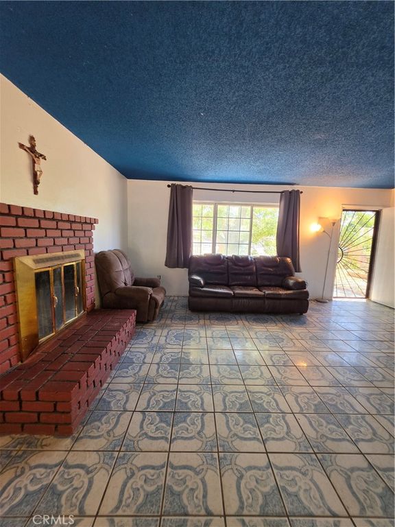 Image 4 of property listing at 38655 159th Street, Palmdale, CA 93591