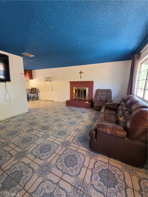 Image 5 of property listing at 38655 159th Street, Palmdale, CA 93591