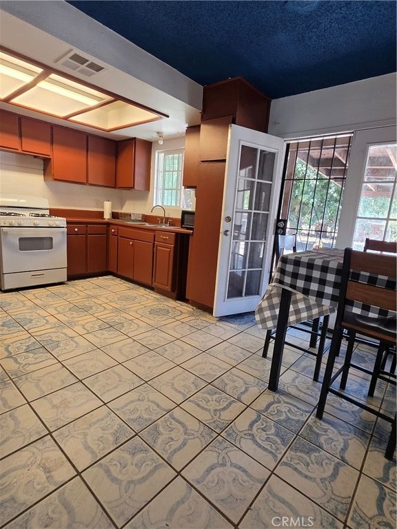 Image 8 of property listing at 38655 159th Street, Palmdale, CA 93591