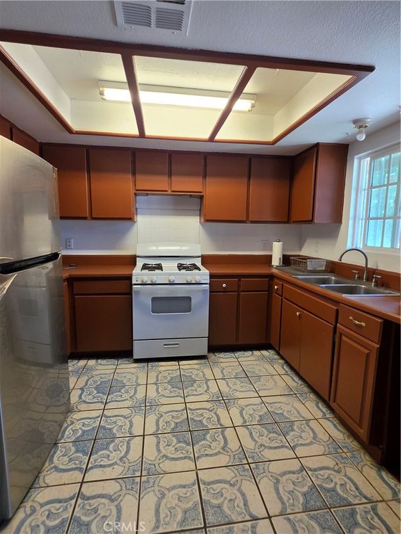 Image 9 of property listing at 38655 159th Street, Palmdale, CA 93591