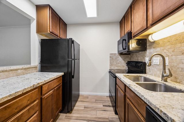 1880 White Oak Drive 151, Houston, TX 77009