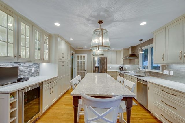 29 Pilgrim Dr, Winchester, MA 01890