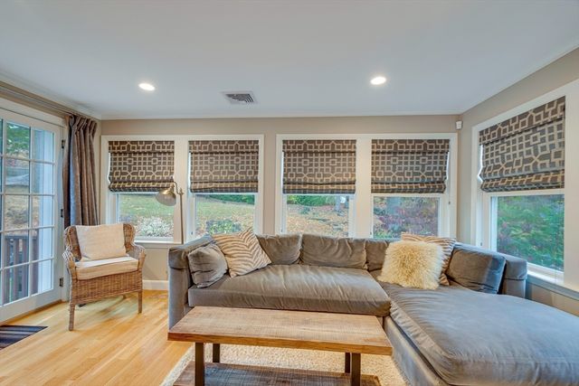 29 Pilgrim Dr, Winchester, MA 01890