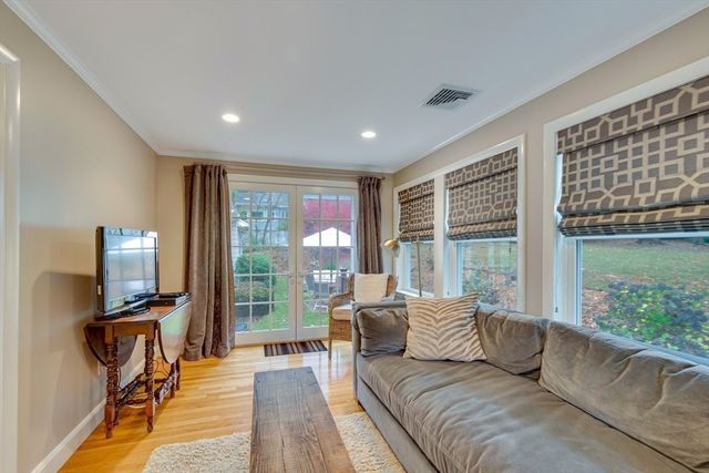 29 Pilgrim Dr, Winchester, MA 01890