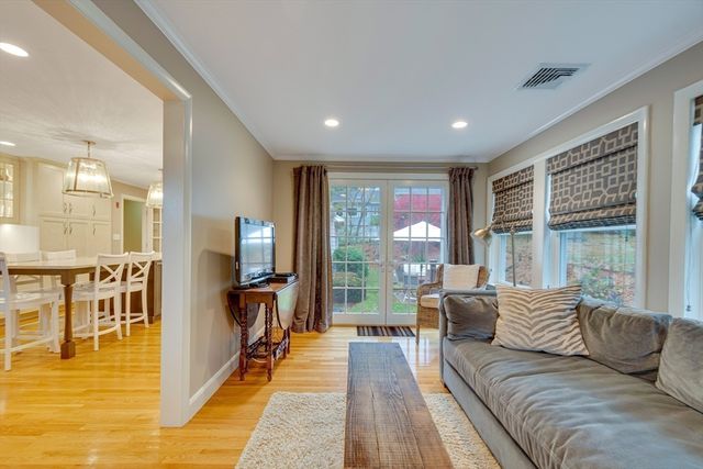 29 Pilgrim Dr, Winchester, MA 01890