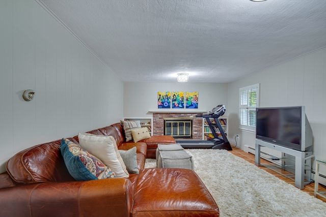 29 Pilgrim Dr, Winchester, MA 01890