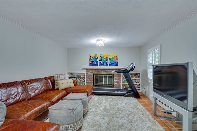 29 Pilgrim Dr, Winchester, MA 01890